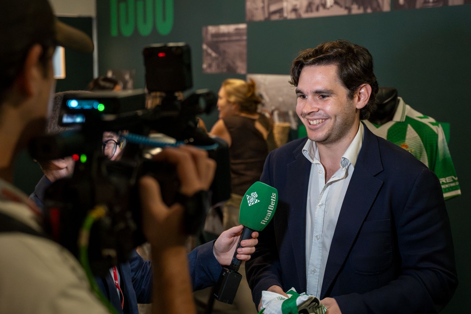 Alejandro Sánchez, CEO of SoccerSolver, speaking to the media during the visit to the Estadio de La Cartuja